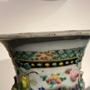Een Chinese famille rose vaas met reliëfdecor van antiquiteiten, 19e eeuw — foto 14
