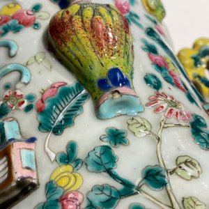 Een Chinese famille rose vaas met reliëfdecor van antiquiteiten, 19e eeuw — foto 16