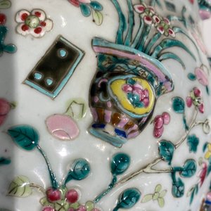 Een Chinese famille rose vaas met reliëfdecor van antiquiteiten, 19e eeuw — foto 20