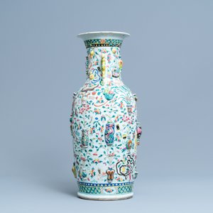 Een Chinese famille rose vaas met reliëfdecor van antiquiteiten, 19e eeuw — foto 4