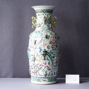 Een Chinese famille rose vaas met reliëfdecor van antiquiteiten, 19e eeuw — foto 8
