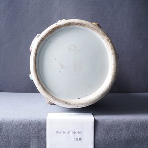 Een Chinese famille rose vaas met reliëfdecor van antiquiteiten, 19e eeuw — foto 10