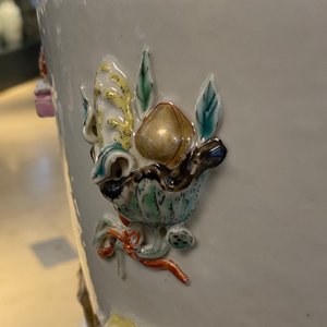 Een Chinese famille rose vaas met reliëfdecor van antiquiteiten, Yongzheng — foto 17