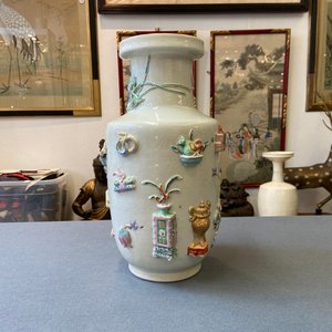Een Chinese famille rose vaas met reliëfdecor van antiquiteiten, Yongzheng — foto 24