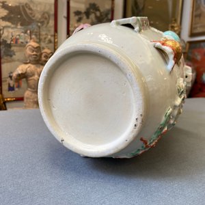 Een Chinese famille rose vaas met reliëfdecor van antiquiteiten, Yongzheng — foto 26