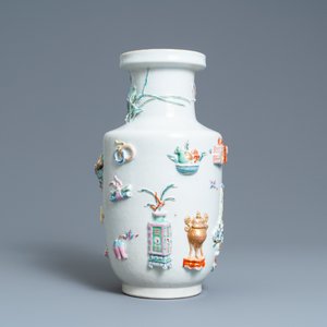 Een Chinese famille rose vaas met reliëfdecor van antiquiteiten, Yongzheng — foto 4