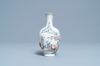 Een Chinese famille rose vaas met reliëfdecor van onsterfelijken, Qianlong merk, 19e eeuw