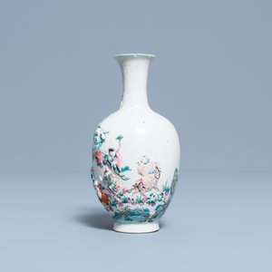 Een Chinese famille rose vaas met reliëfdecor van onsterfelijken, Qianlong merk, 19e eeuw — foto 2