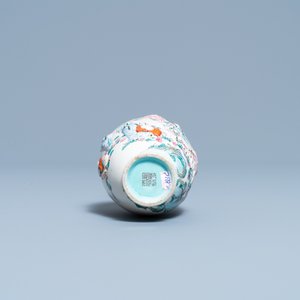 Een Chinese famille rose vaas met reliëfdecor van onsterfelijken, Qianlong merk, 19e eeuw — foto 6