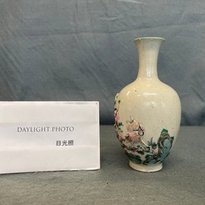 Een Chinese famille rose vaas met reliëfdecor van onsterfelijken, Qianlong merk, 19e eeuw — foto 9