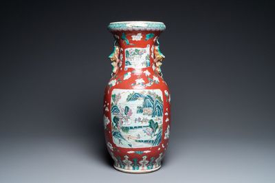 Een Chinese famille rose vaas met robijnrode fondkleur, 19e eeuw