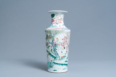 Een Chinese famille rose vaas met ruiters, 19e eeuw