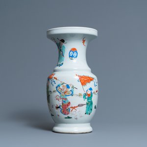 Een Chinese famille rose vaas met ruiters te paard, Yongzheng — foto 4