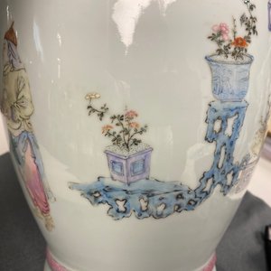 Een Chinese famille rose vaas met scènes uit 'Jing Zhang Bao Guo', Qianlong merk, 19/20e eeuw — foto 19