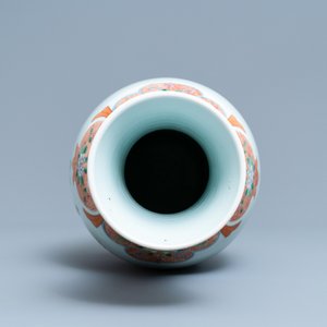 Een Chinese famille rose vaas met scènes uit 'Jing Zhang Bao Guo', Qianlong merk, 19/20e eeuw — foto 5