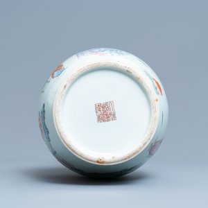 Een Chinese famille rose vaas met scènes uit 'Jing Zhang Bao Guo', Qianlong merk, 19/20e eeuw — foto 6