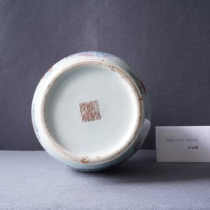 Een Chinese famille rose vaas met scènes uit 'Jing Zhang Bao Guo', Qianlong merk, 19/20e eeuw — foto 9