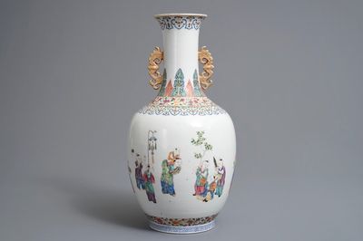 Een Chinese famille rose vaas met spelende jongens, 19/20e eeuw