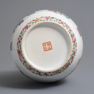 Een Chinese famille rose vaas met spelende jongens, 19/20e eeuw — foto 5