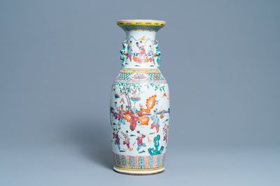 Een Chinese famille rose vaas met spelende jongens, 19e eeuw