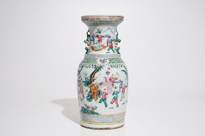 Een Chinese famille rose vaas met spelende jongens, 19e eeuw