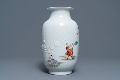 Een Chinese famille rose vaas met spelende jongens en bloemen in reliëf, Qianlong merk, Republiek, 20e eeuw