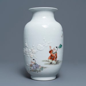 Een Chinese famille rose vaas met spelende jongens en bloemen in reliëf, Qianlong merk, Republiek, 20e eeuw — foto 1