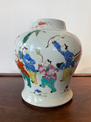 Een Chinese famille rose vaas met spelende jongens op fraaie houten sokkel, Yongzheng — foto 2