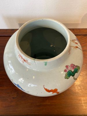 Een Chinese famille rose vaas met spelende jongens op fraaie houten sokkel, Yongzheng — foto 5