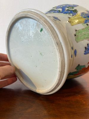 Een Chinese famille rose vaas met spelende jongens op fraaie houten sokkel, Yongzheng — foto 7