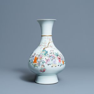 Een Chinese famille rose vaas met spelende jongens, Qianlong merk, Republiek — foto 1
