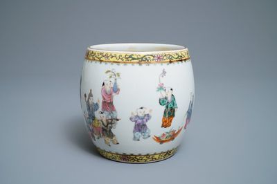 Een Chinese famille rose vaas met spelende jongens, Republiek