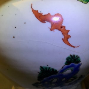 Een Chinese famille rose vaas met spelende jongens, Yongzheng — foto 10