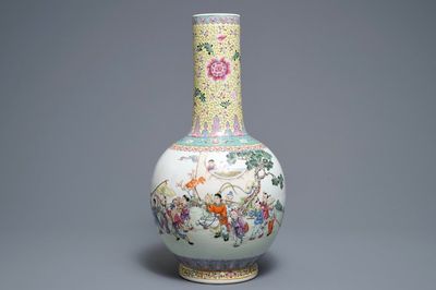 Een Chinese famille rose vaas met spelende kinderen, Qianlong merk, 20e eeuw