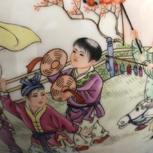 Een Chinese famille rose vaas met spelende kinderen, Qianlong merk, 20e eeuw — foto 7