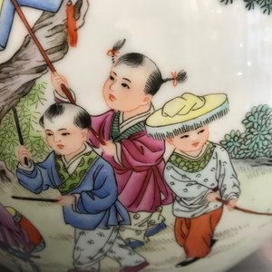Een Chinese famille rose vaas met spelende kinderen, Qianlong merk, 20e eeuw — foto 9