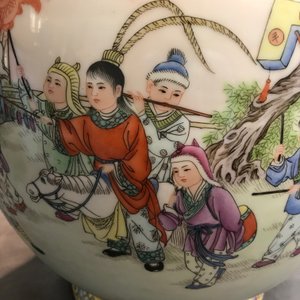 Een Chinese famille rose vaas met spelende kinderen, Qianlong merk, 20e eeuw — foto 10