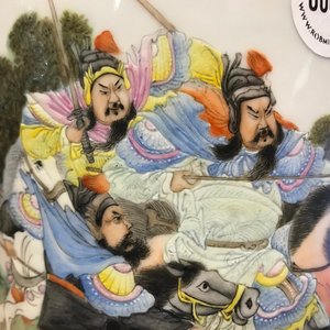 Een Chinese famille rose vaas met strijders, Qianlong merk, Republiek, 20e eeuw — foto 13