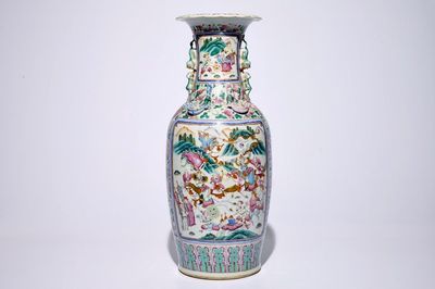 Een Chinese famille rose vaas met strijders te paard, 19e eeuw
