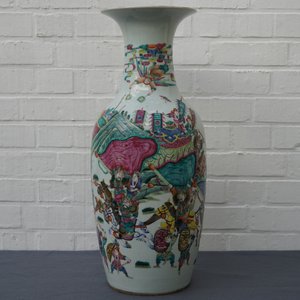 Een Chinese famille rose vaas met strijderstaferelen, Kangxi merk, 19e eeuw — foto 7