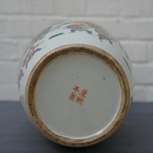 Een Chinese famille rose vaas met strijderstaferelen, Kangxi merk, 19e eeuw — foto 10