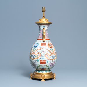 Een Chinese famille rose vaas met trigrammen op verguld bronzen lampvoet, Yongzheng merk, Republiek — foto 2