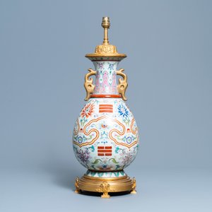 Een Chinese famille rose vaas met trigrammen op verguld bronzen lampvoet, Yongzheng merk, Republiek — foto 3