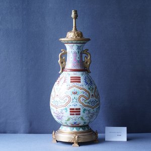 Een Chinese famille rose vaas met trigrammen op verguld bronzen lampvoet, Yongzheng merk, Republiek — foto 7