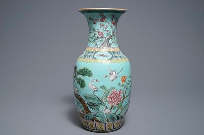 Een Chinese famille rose vaas met turquoise fondkleur, 19e eeuw