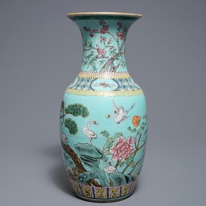 Een Chinese famille rose vaas met turquoise fondkleur, 19e eeuw — foto 1