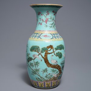 Een Chinese famille rose vaas met turquoise fondkleur, 19e eeuw — foto 2