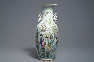 Een Chinese famille rose vaas met tweezijdig decor, 19/20e eeuw