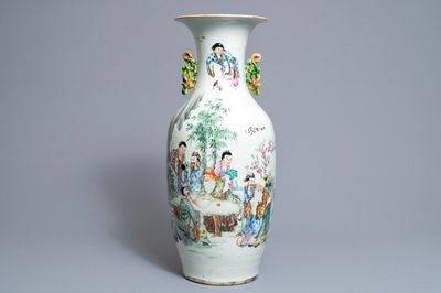 Een Chinese famille rose vaas met tweezijdig decor, 19/20e eeuw