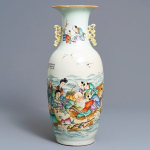 Een Chinese famille rose vaas met tweezijdig decor, 19/20e eeuw — foto 1